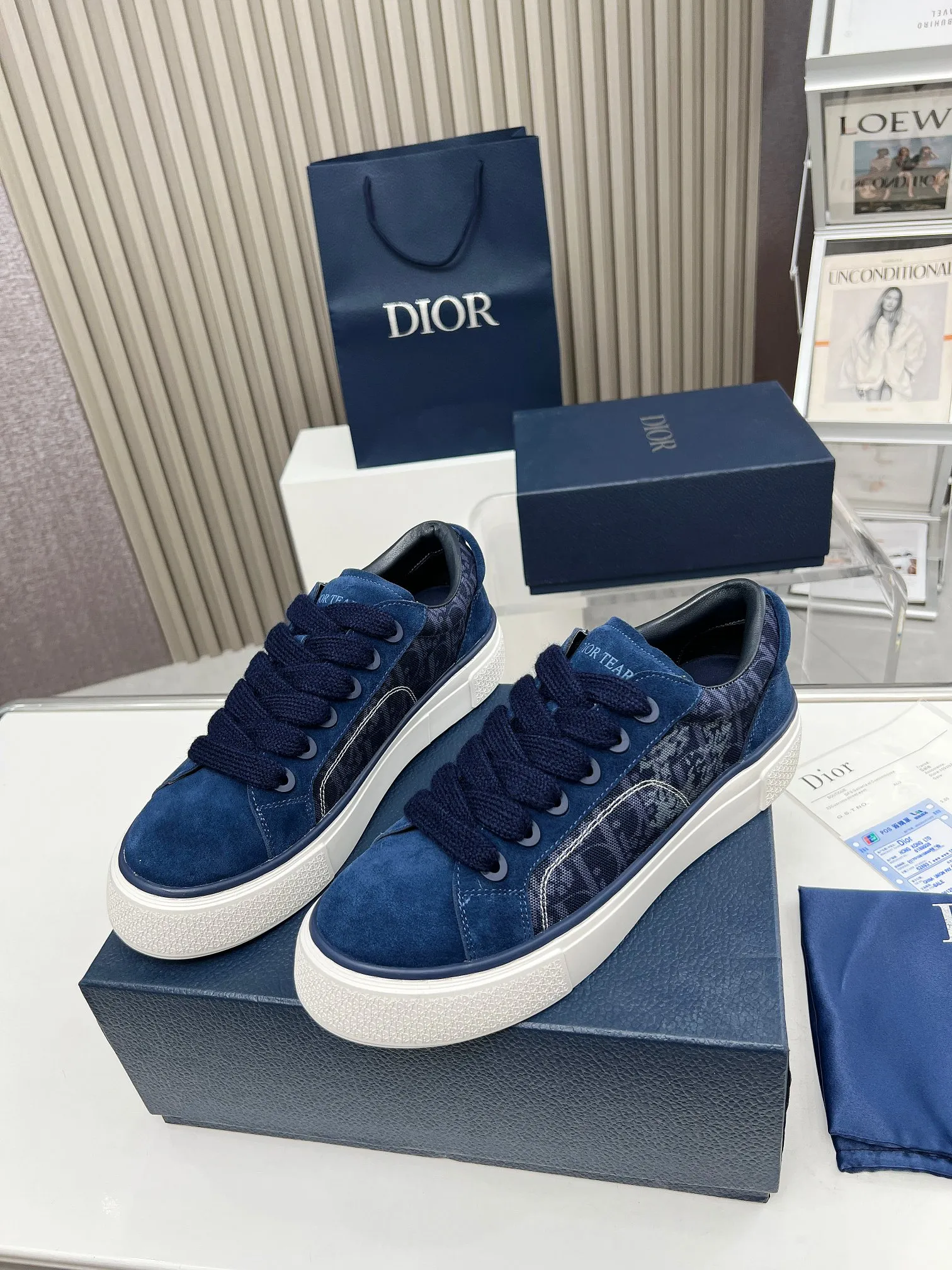 👟👟Ex-factory price 560👟👟 Men +10 DIOR TEARS Dior co-branded B33 sneakers are new in the fall of 2023, reinterpreting the classic tennis shoes, and the fashionable silhouette highlights the thickness. Crafted from blue cotton denim, it's finished with a laser-drawn Oblique print, layered with cotton styling details that showcase the Dior Tears collection's 👟👟Ex-factory eace Sign pattern, and finished with navy suede panels. The padded shoes stand out, showcasing an embossed Dior Tears logo, wide navy mohair laces and brass eyelets with a matte tonal finish. The cream-white Dior Oblique patterned rubber sole, enhanced by the contrasting Dior 30 Avenue Montaigne signature on the rear, will add a modern touch to any casual look. Size: Women's 35-40 (34, 41 customized, non-refundable) Men's 39-45 (38, 46 customized, non-refundable)